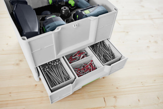 Festool Systainer³ SYS3-COMBI M 287 mit Elektrowerkzeugen oben und geöffneter Frontschublade mit Schrauben und Zubehör