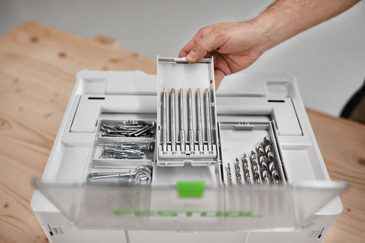 Festool Systainer³ SYS3 DF M 187 mit transparentem Deckelfach, Bohrerkassette und Zubehör wird geöffnet