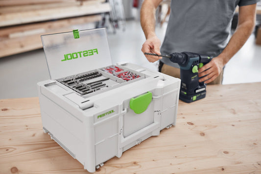 Festool Bohrerkassette BKS SYS3 D5-12 SDS offen mit Hammerbohrern, Handwerker entnimmt Bohrer mit Akku-Bohrmaschine