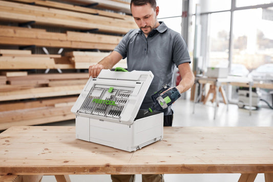 Festool Bohrerkassette BKS SYS3 D4-10 mit Steinbohrern in Systainer, Handwerker entnimmt Bohrer