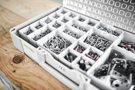 Festool Einsatzboxen Set mit Schrauben und Kleinteilen in weißem Organizer auf Holzuntergrund.