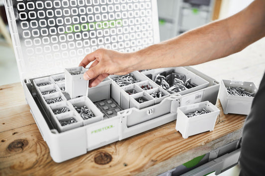 Festool Systainer³ Organizer mit Einsatzboxen, Hand entnimmt Kleinteile aus sortierter Box