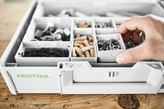 Festool Systainer³ Organizer Einsatzboxen mit sortierten Kleinteilen wie Schrauben und Dübeln, Hand entnimmt Box