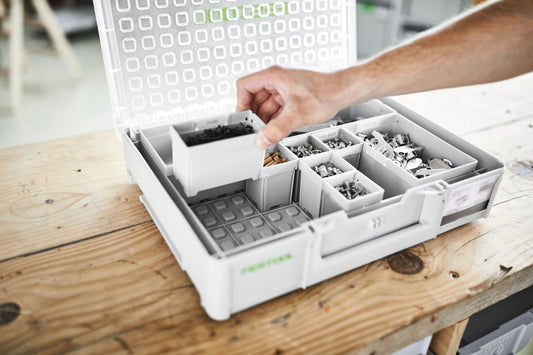 Festool Einsatzboxen Box 50x50x68/10 in geöffnetem Systainer mit sortierten Klein- und Kleinstteilen wie Nägeln, Dübeln und