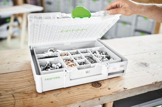 Festool Systainer³ Organizer SYS3 ORG M 89 mit geöffnetem transparentem Deckel und organisierten Kleinteil-Fächern, Hand