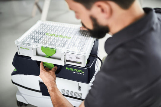 Festool Systainer³ Organizer SYS3 ORG L 89 mit transparentem Deckel und 20 Einsatzboxen, in Hand gehalten