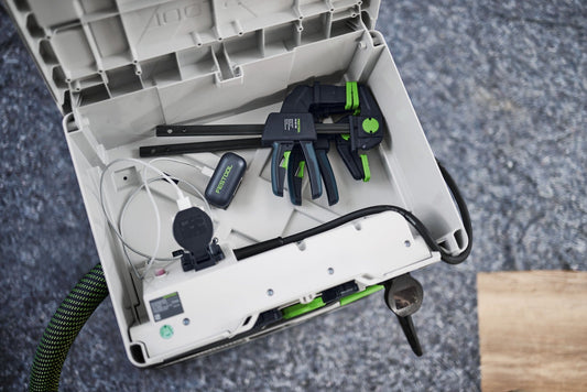 Festool SYS-PowerHub SYS3-PH M 187 geöffneter Systainer mit Stromverteilung, Steckdosen und aufgerolltem Stromkabel
