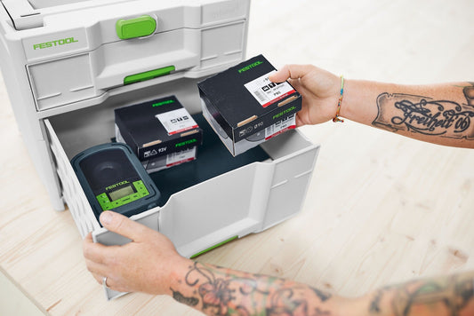 Festool Sortainer³ SYS3-SORT/2 M 337 mit offener Schublade, gefüllt mit Schleifmittelboxen und Elektrowerkzeugen.