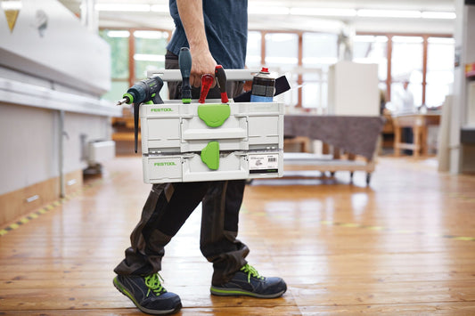 Festool Systainer³ ToolBox SYS3 TB M 137 mit Werkzeug und Zubehör wird von Handwerker getragen
