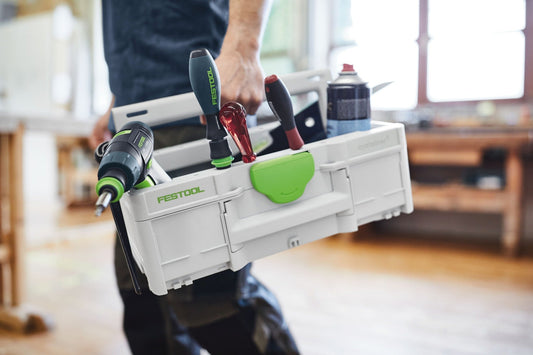 Festool Systainer³ ToolBox SYS3 TB M 237 mit Handwerkzeugen, oben offen, wird von Handwerker getragen