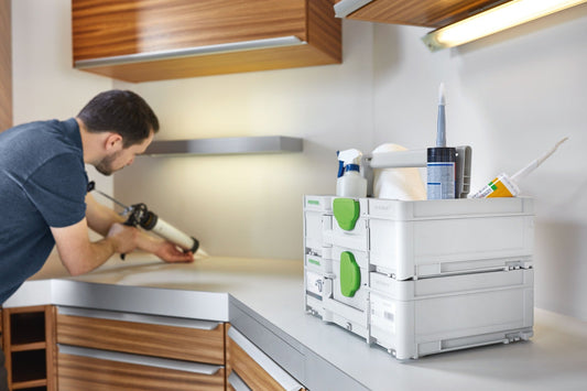 Festool Systainer³ ToolBox SYS3 TB M 237 mit Handwerkzeugen, Zubehör und Reinigungsmitteln in Küchenwerkstatt.