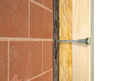 Holzunterkonstruktion auf Ziegelwand justiert