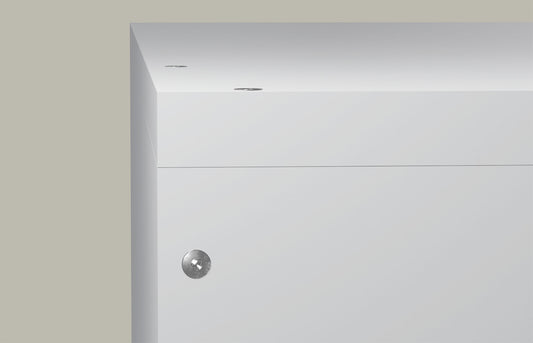 Unauffällige Schraubbefestigung in weißem Möbelkorpus für modernen Innenausbau.