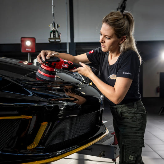 FLEX XFE 2 15 18-EC Akku-Exzenterpoliermaschine im Einsatz beim Polieren einer schwarzen Autolackfläche