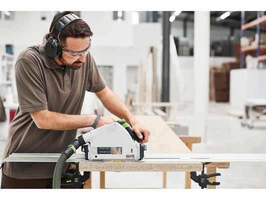Festool TSC 55 KSEB Akku-Tauchsäge beim Schneiden in Werkstück mit Führungsschiene und Absauganlage