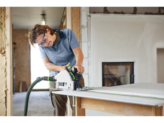 Festool Akku-Tauchsäge TSC 55 KSEB beim Tauchschnitt in Gipsplatte mit Führungsschiene