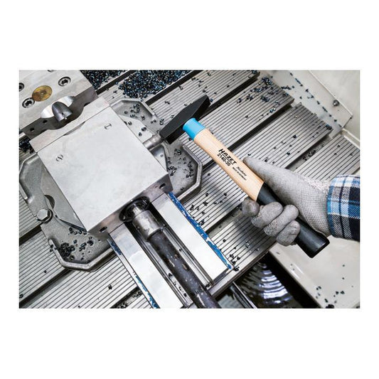 HAZET Schlosserhammer BluGuard 2140 mit Hickorystiel und Stahl-Stielschutzhülse bei der Anwendung