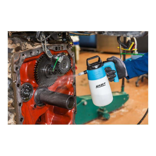 HAZET Vordruck-Spritzgerät 199N-1 in Anwendung beim Besprühen eines Motorblocks in der Werkstatt